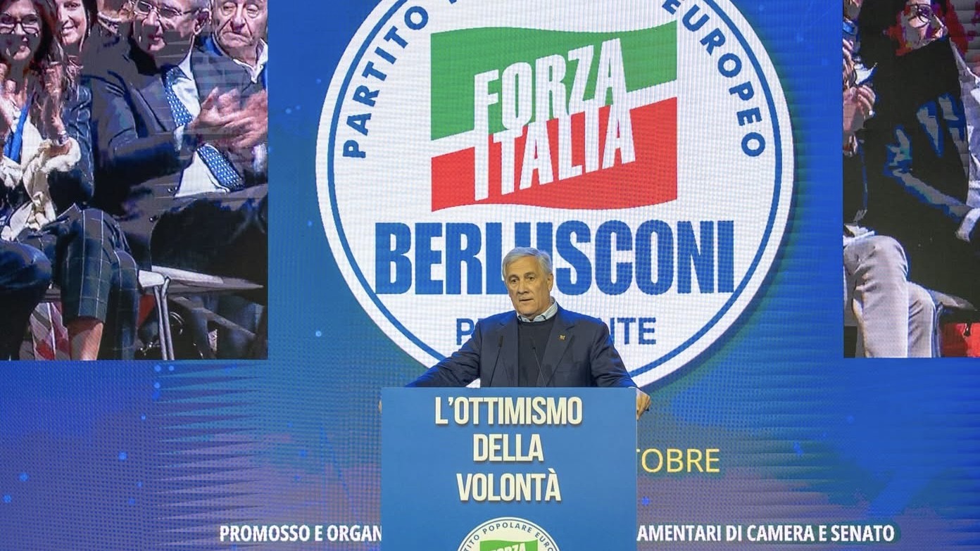 Antonio Tajani al leggio della convention di Forza Italia a Milano