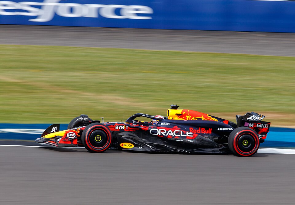 Verstappen torna a vincere a Sepang: Antonelli secondo, Hamilton sul podio