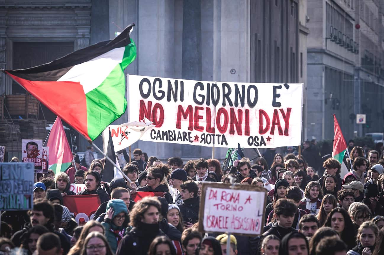 No Meloni Day, l’Italia si infiamma: studenti in piazza da Torino a Napoli, scontri a Roma, uova contro la polizia e scuole occupate