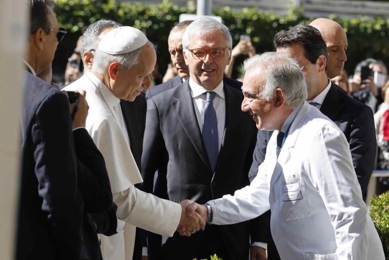Papa Leone sotto i ferri in queste ore al Gemelli: chi sono i medici che lo stanno operando e lo seguiranno durante la convalescenza