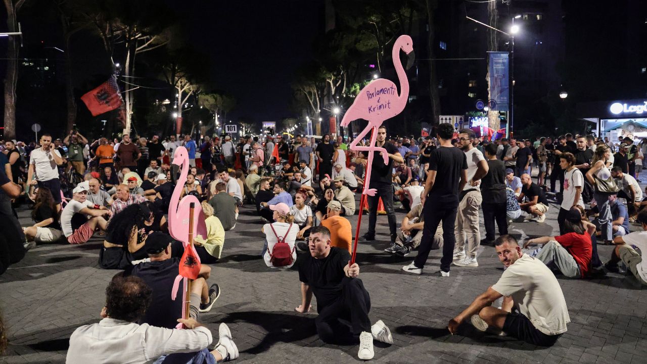 Albania, Edi Rama assediato dalle proteste: studenti in piazza, scandali e affari con i Trump mettono in difficoltà il grande alleato di Meloni