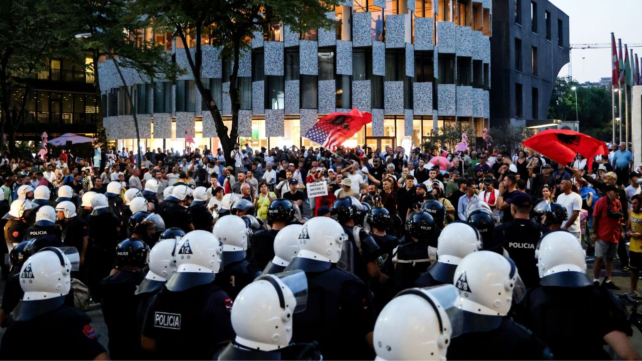 Albania nel caos, Tirana a ferro e fuoco contro Edi Rama: ministeri assaltati, decine di feriti e arresti. Il premier accusa l’opposizione